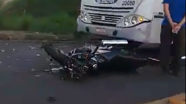 Grave acidente entre moto, ônibus e carro complica o trânsito na Raposo Tavares, em Piracicaba