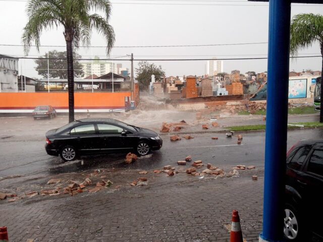 Foto mostra o momento que o muro do CemitÃ©rio da SaÃºdade desabou. Foto: Amauri Carlos Galdino/ Face book