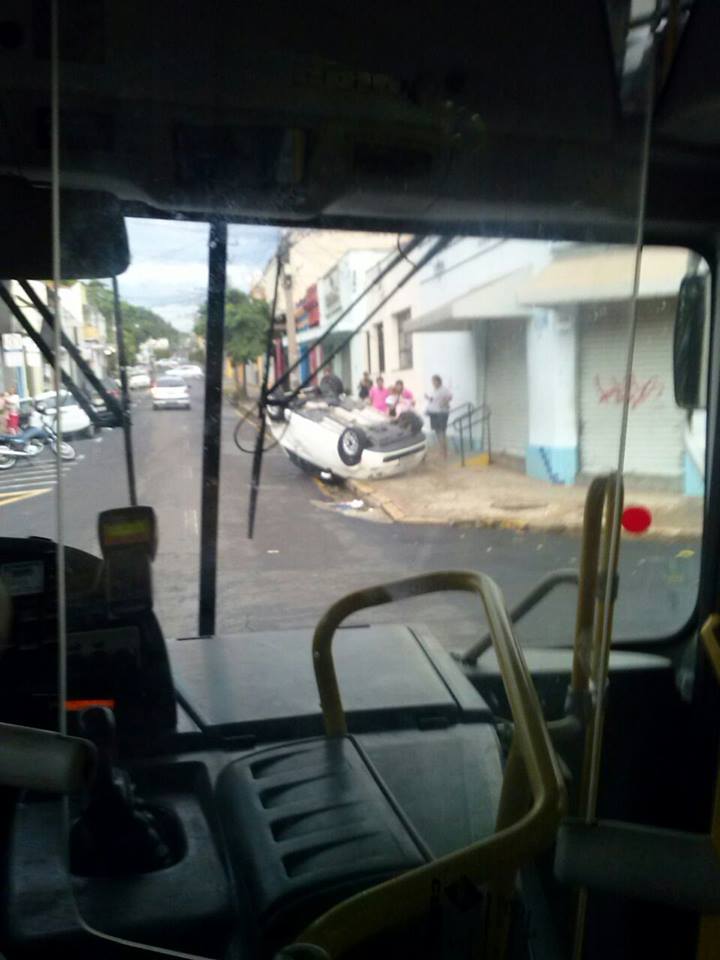 Internauta flagra carro capotado na Morais Barros, em Piracicaba