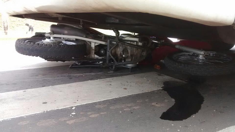 Moto vai parar em baixo de ônibus em acidente no Jaraguá