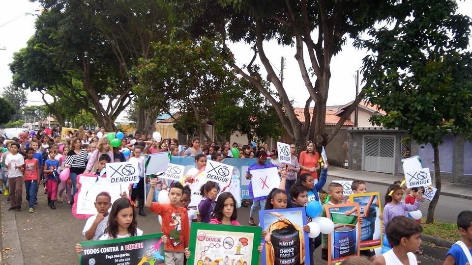 160 crianças desfilam em Piracicaba contra a dengue