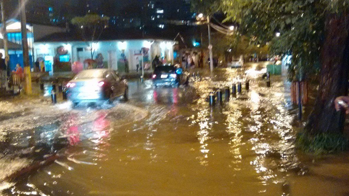 Imagens mostram a Rua do Porto tomada pelo rio Piracicaba