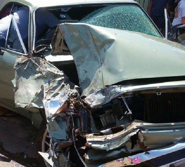 Caminhão perde o freio, bate em carros e deixa seis feridos em Rio das Pedras