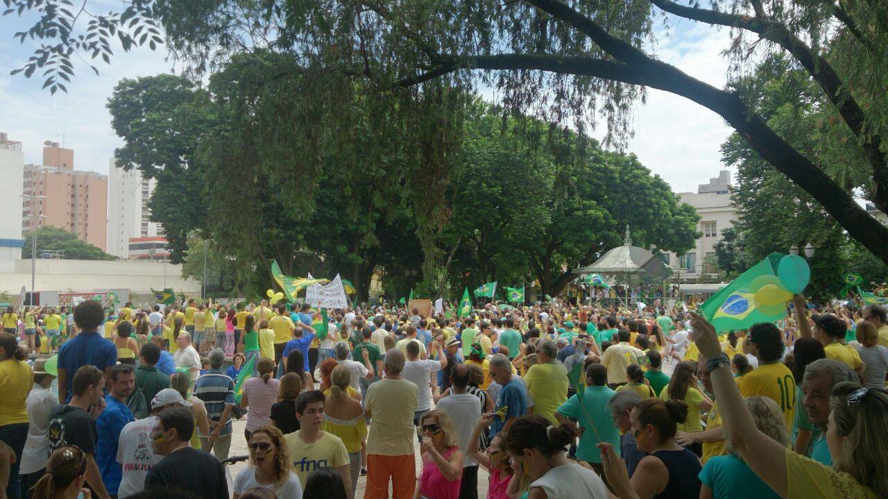 Manifestação em Piracicaba lota praça e ruas do centro