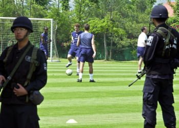 Militares Sul - Coreanos fazem proteção aos jogadores do EUA durante treino em Seul