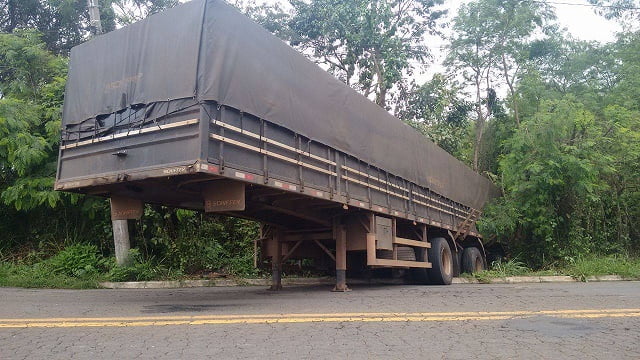 Caminhão não aguenta subida da Raposo Tavares, em Piracicaba, e fica atravessado na via