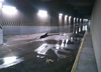 Imagem circulou durante toda a madrugada nas redes sociais onde motorista comenta com amigos o drama para deixar centro comercial após piso do último andar onde funciona um estacionamento ter ficado danificado. Foto: Reprodução / Facebook