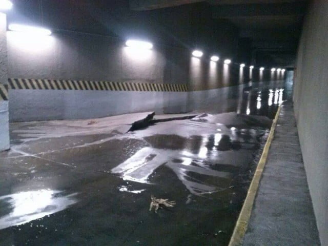 Chuva causa estragos em shopping de Piracicaba Imagem circulou durante toda a madrugada nas redes sociais onde motorista comenta com amigos o drama para deixar centro comercial após piso do último andar onde funciona um estacionamento ter ficado danificado. Foto: Reprodução / Facebook