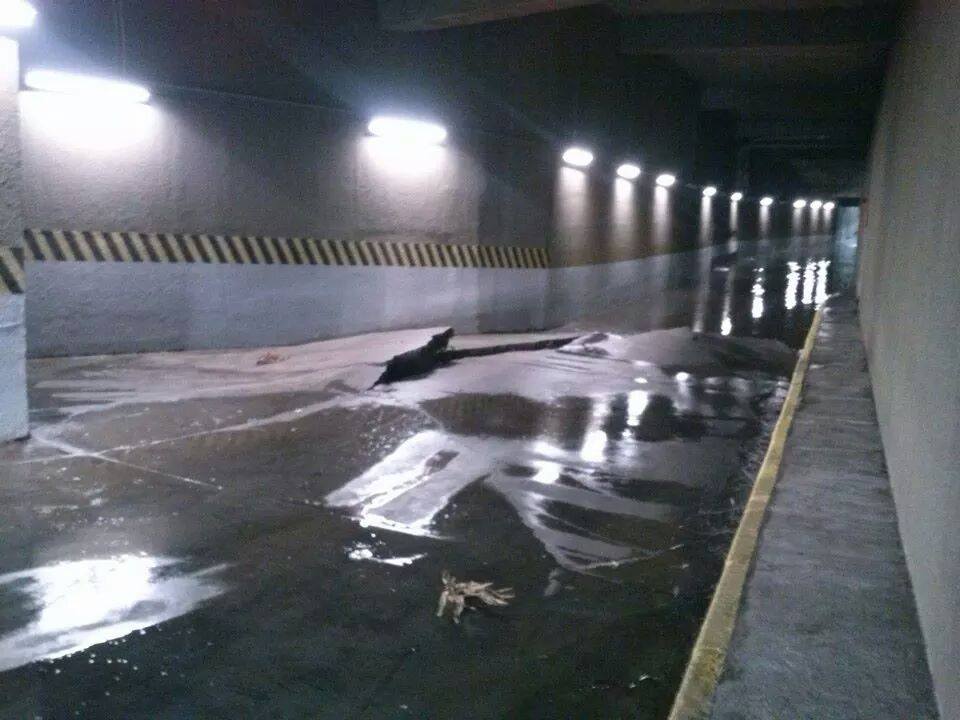 Imagem circulou durante toda a madrugada nas redes sociais onde motorista comenta com amigos o drama para deixar centro comercial apÃ³s piso do Ãºltimo andar onde funciona um estacionamento ter ficado danificado. Foto: ReproduÃ§Ã£o / Facebook