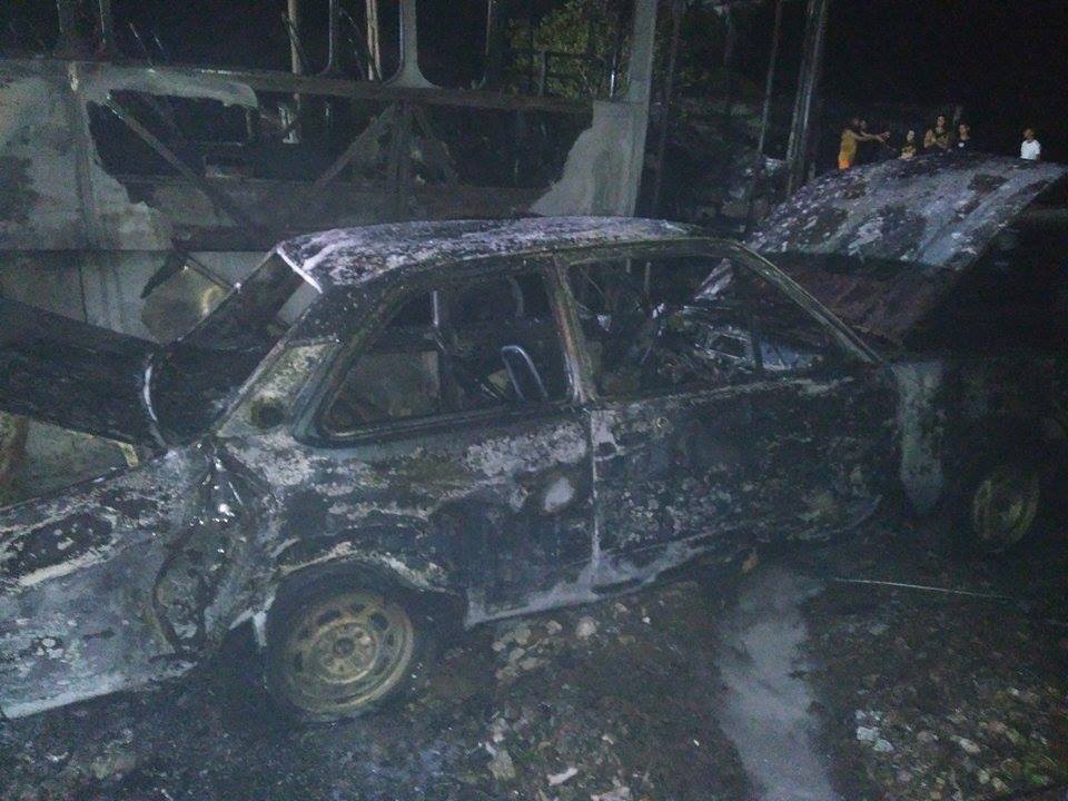 Assista ao trabalho dos bombeiros para apagar fogo em ônibus, carro e poste em Piracicaba