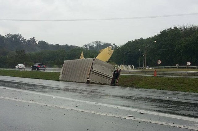 Caminhão derrapa na Luiz de Queiroz, em Piracicaba