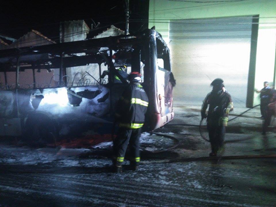 Ônibus e carro são queimados em protesto a morte de criminosos em Piracicaba