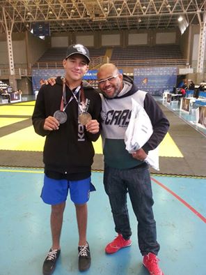 Thiago exibe a medalha de prata conquistada no submission. (Reprodução / Thiago Tavares)