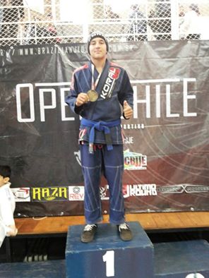 Tavares exibe orgulhosamente sua medalha de ouro. (Reprodução/Thiago Tavares)