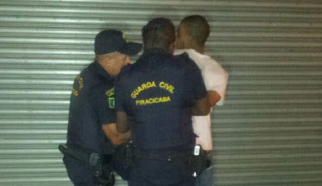 Jovem furta perfumes, agride balconista de farmácia e é preso