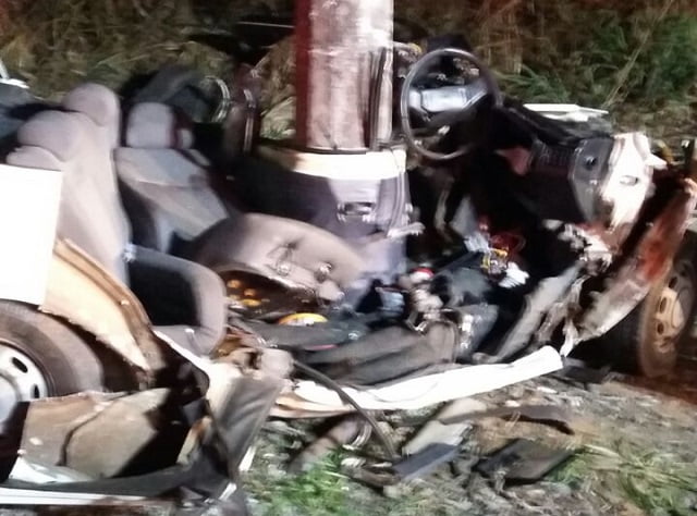 Em grave acidente, carro ‘abraça’ poste em Piracicaba