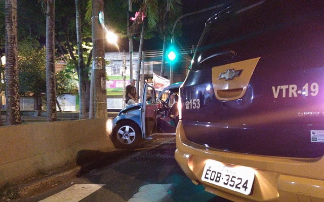 Fusca Azul bate em muro da praça do TCI, em Piracicaba