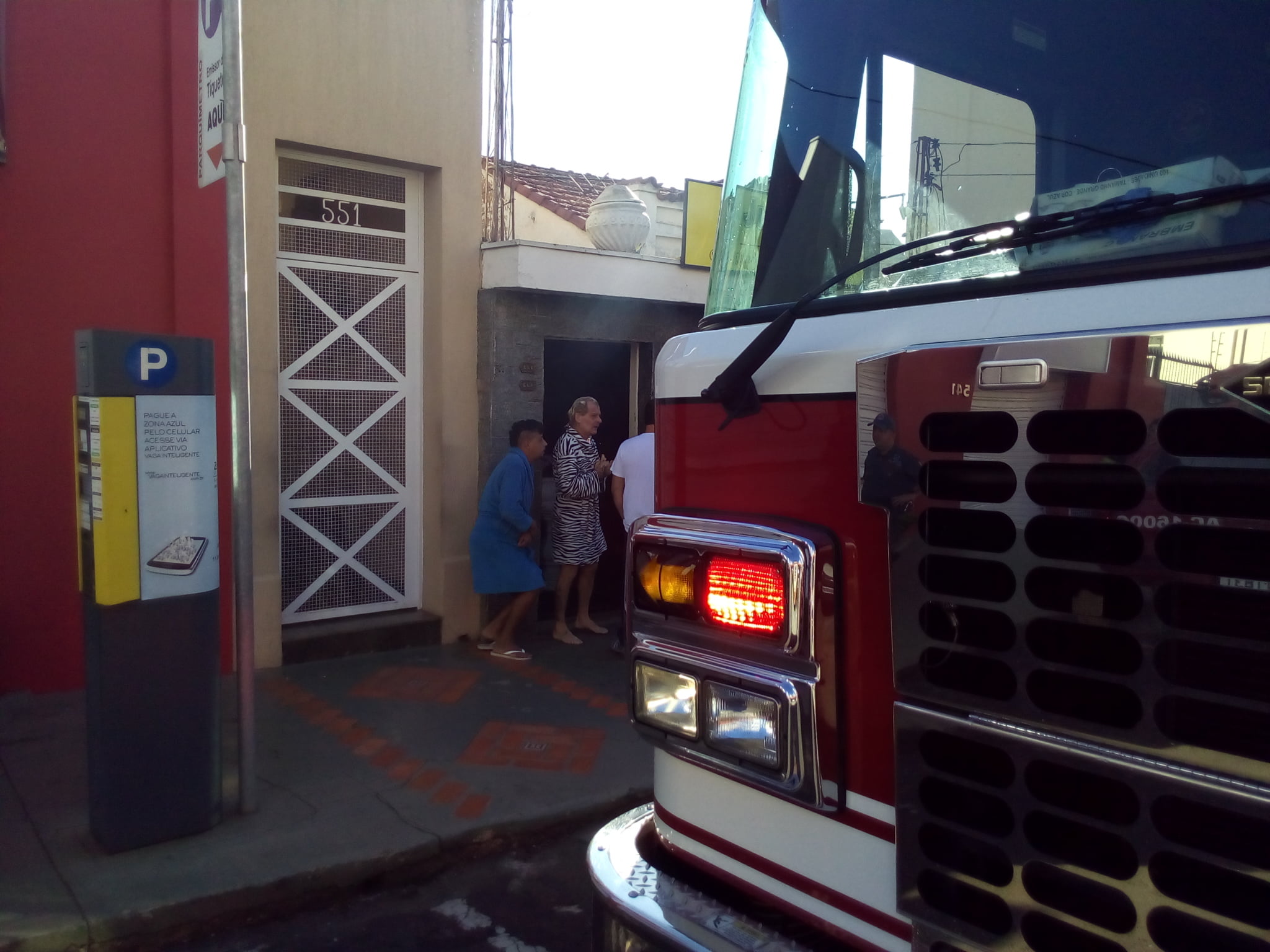 Botijão de gás pega fogo dentro de casa em Piracicaba