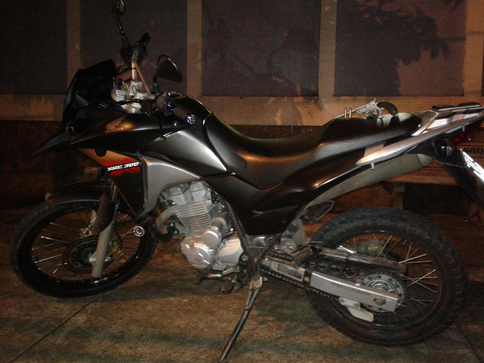 PM recupera motocicleta roubada e apreende revólver e 105 porções de drogas