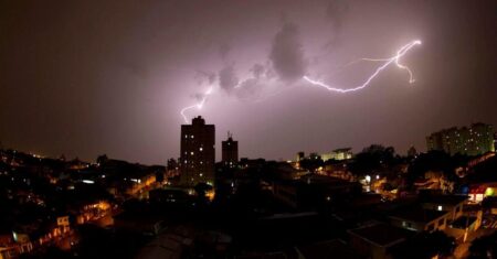 Temporal derruba árvore e alaga ruas de Piracicaba