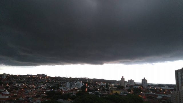Após dia quente e abafado, chove em Piracicaba