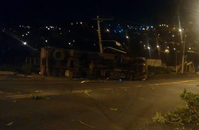 A leitora Ligiane Barros Vieira‎ fotografou o caminhão pouco após o acidente - Foto: Você no PIRANOT