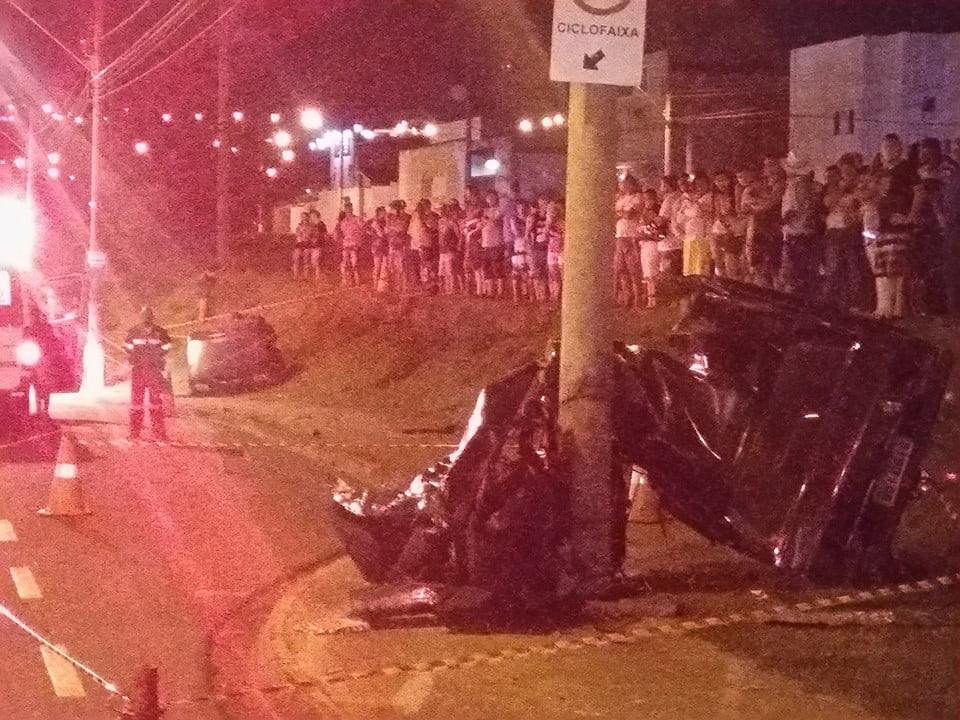 Em grave acidente, carro se parte ao meio e jovem morre na hora em Limeira