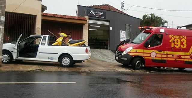 Motociclista é atropelada por carro na Av. Doutor Paulo de Moraes, em Piracicaba
