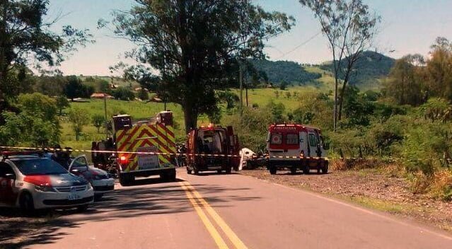 Colisão frontal de carros interdita estrada e deixa feridos em Piracicaba