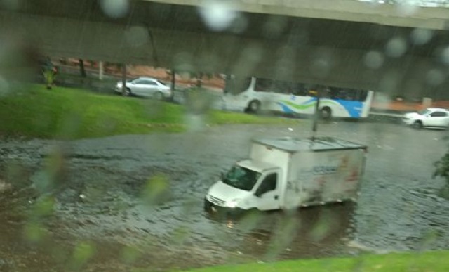 Temporal alaga ruas da zona norte de Piracicaba