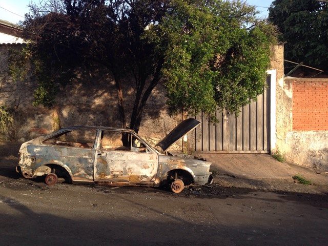 Criminosos roubam carros, retiram peças e tacam fogo em Piracicaba