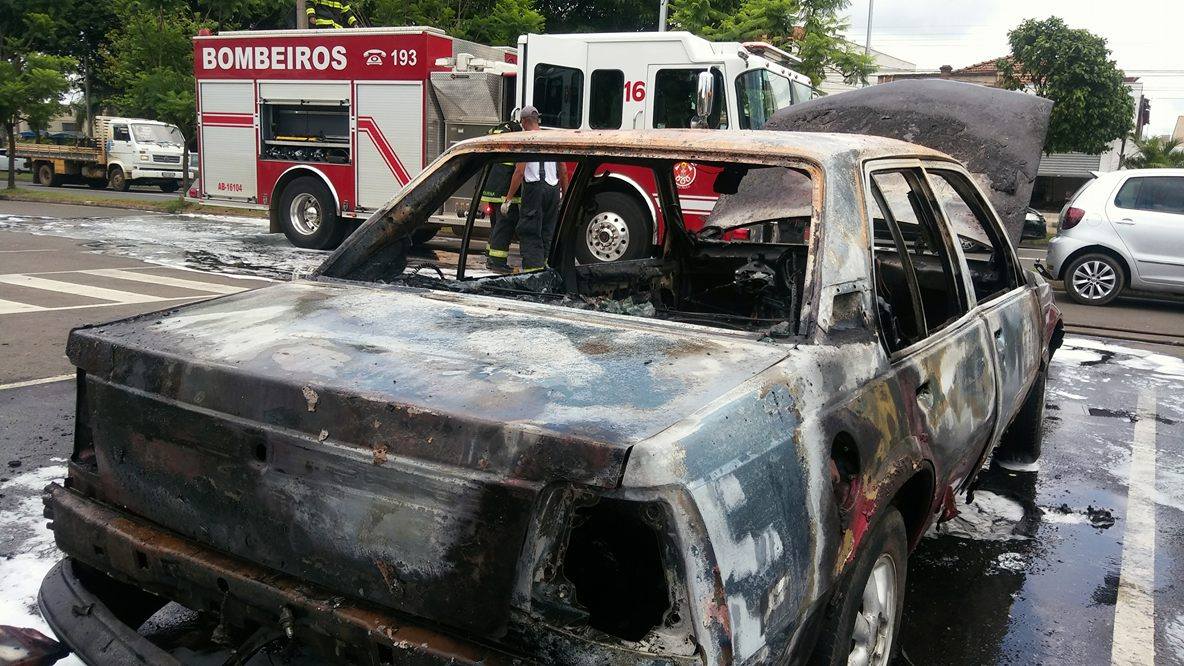 Homem taca fogo em carro na Estação da Paulista, em Piracicaba, e foge
