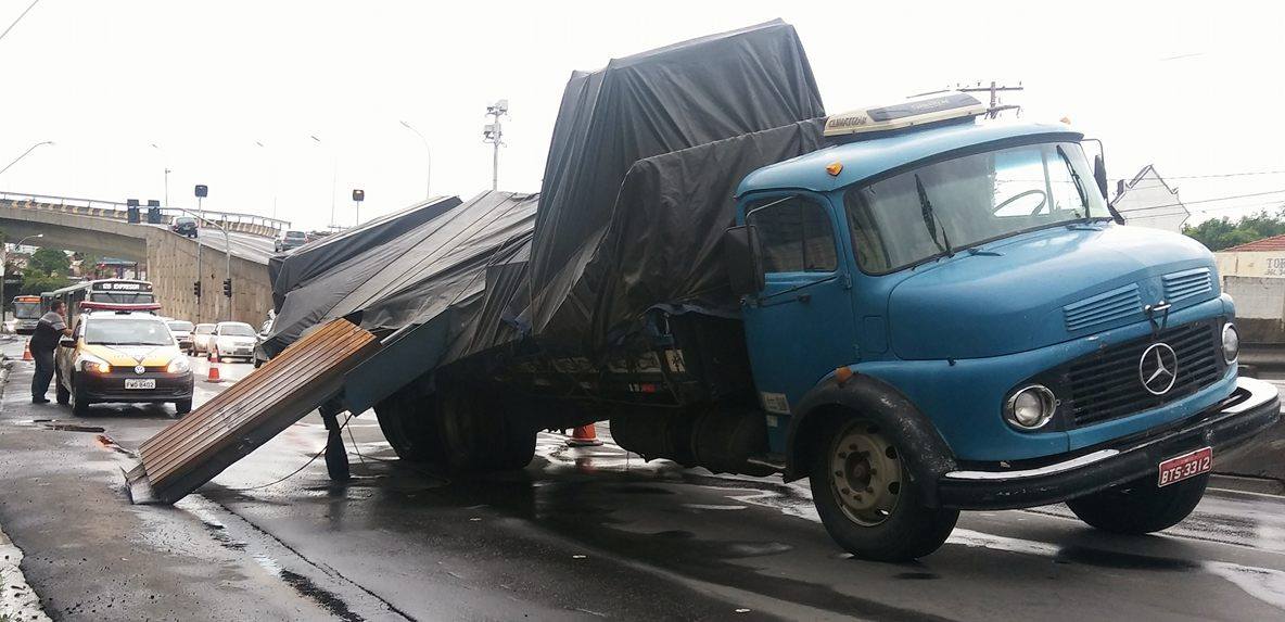 Peça de metal cai de caminhão e atinge carro dos Correios em Piracicaba