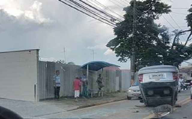 Após roubar carro, adolescente bate em outros dois e capota em Piracicaba