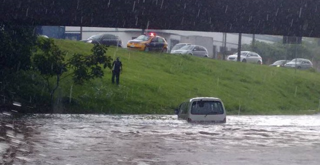 Temporal provoca alagamento na Vila Areão, em Piracicaba