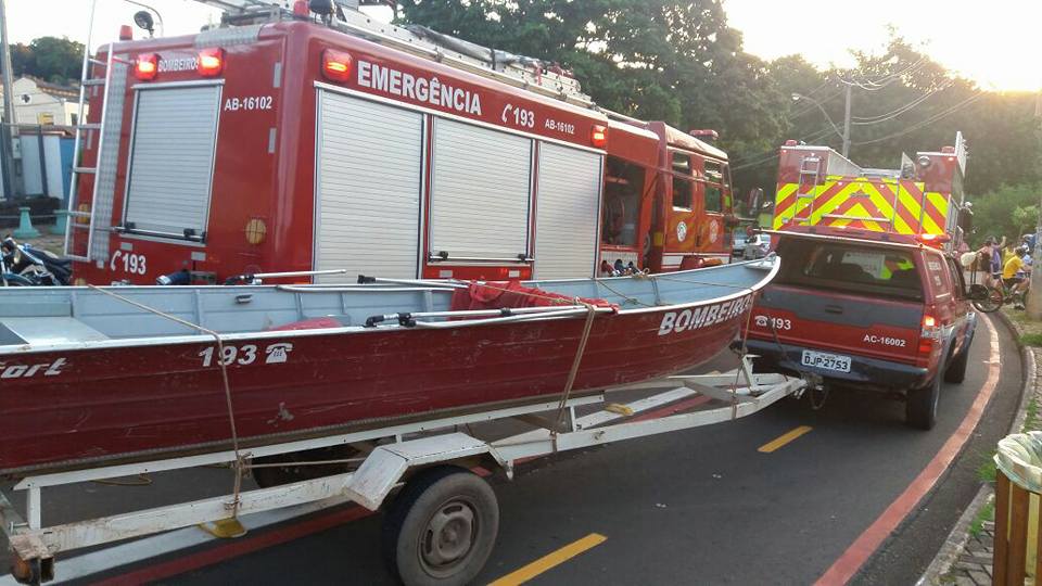 Bombeiros montam megaoperação para salvar homem no rio Piracicaba