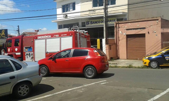 Fumaça saindo de agência bancária mobiliza bombeiros em Piracicaba