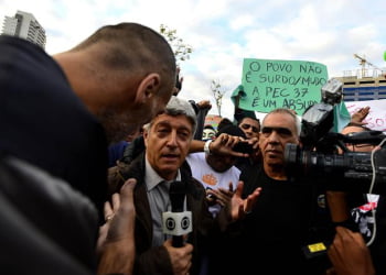 Caco Barcellos é expulso de protesto.