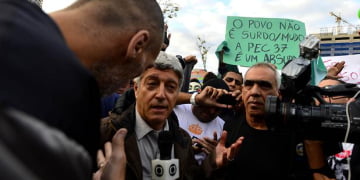 Caco Barcellos Ã© expulso de protesto.