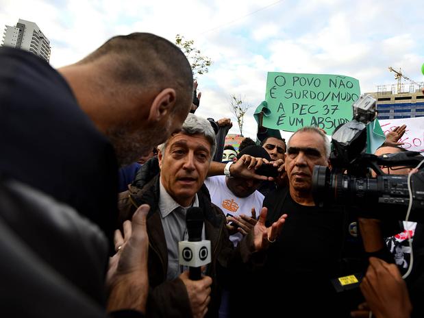 Caco Barcellos Ã© expulso de protesto.