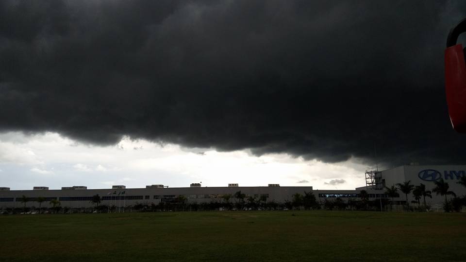 Funcionário da Hyundai fotografa chegada da chuva em Piracicaba