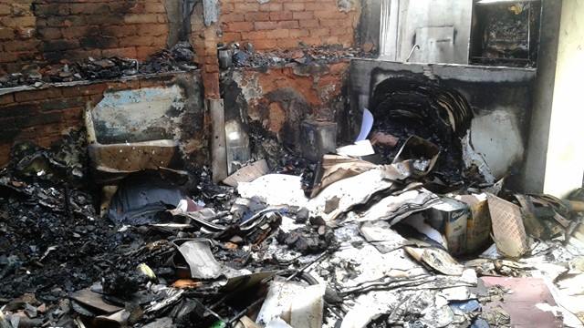 Homem anuncia assalto, coloca fogo em loja de Piracicaba e foge