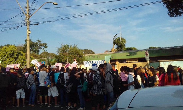 Alunos fazem ato em apoio à professor acusado de racismo em Piracicaba