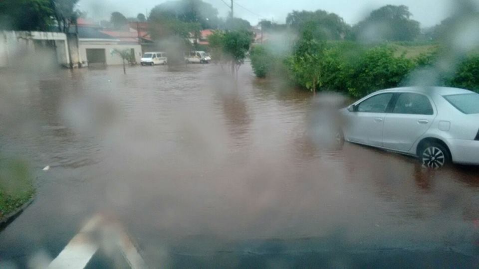 Entrada do Santa Rosa, em Pracicaba, está alagada