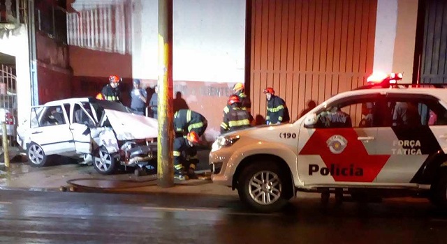 Em fuga, carro com adolescentes bate em avenida de Piracicaba
