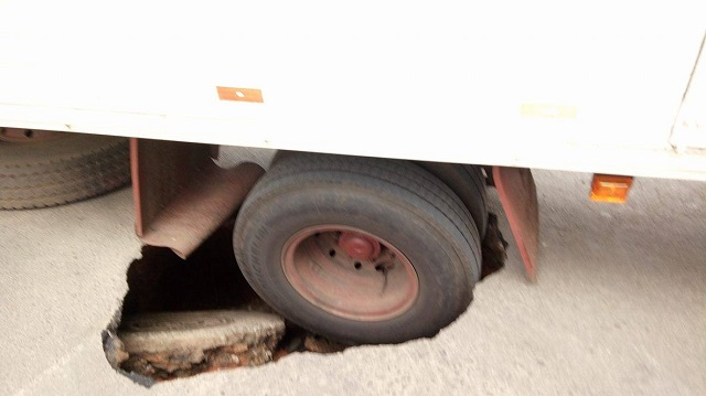 Rua afunda e engole roda de caminhão em Piracicaba