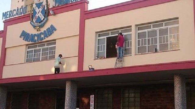 Trabalhadores fazem pintura de fachada em altura sem nenhuma segurança em Piracicaba