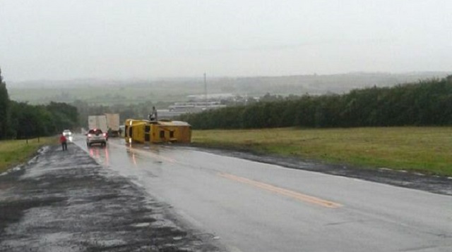 Carro forte tomba na Estrada do Ceasa, em Piracicaba