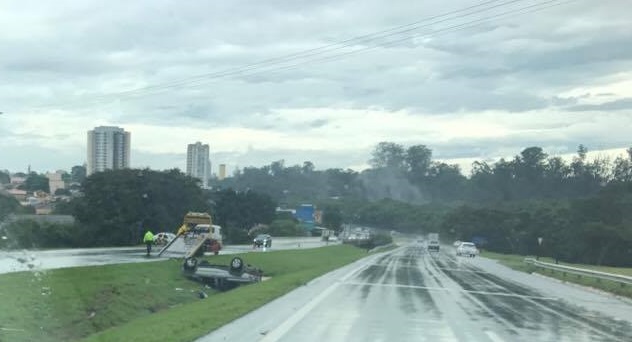 Com chuva, carro capota na entrada de Piracicaba pela Luiz de Queiroz
