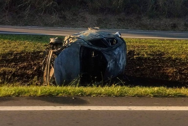Carro capota e pega fogo na Rod. Luiz de Queiroz, em Piracicaba